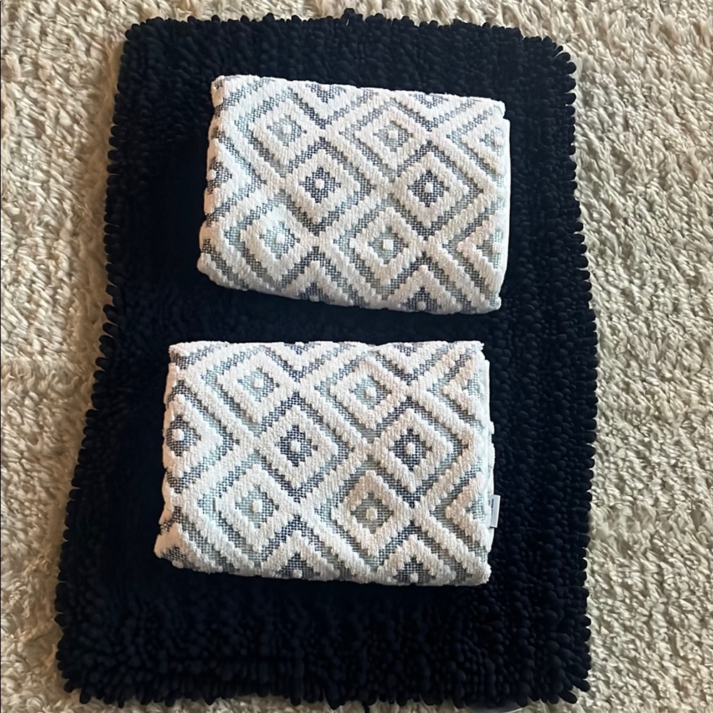 ⭐️🌴 Beau Monde Geometric Patterned Blue & White Towels w/Matching Bath Rug - Picture 6 of 10